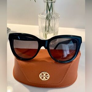 TORY BURCH Sunglasses (black frame/gray lenses)